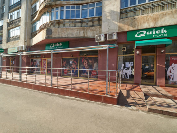 Intrarea în magazinul Quick Market