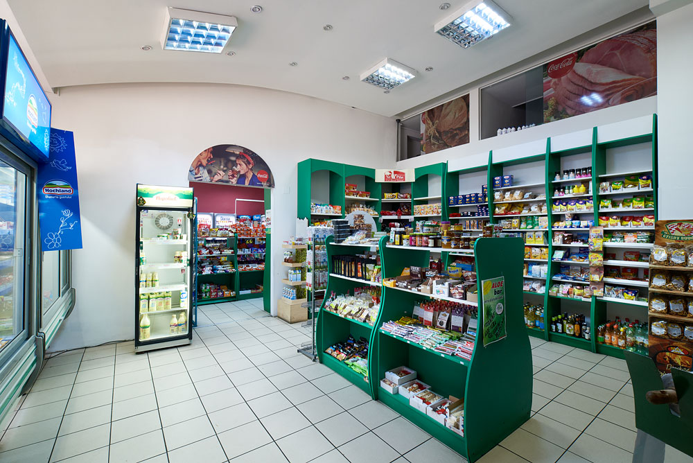Interiorul real al magazinului Quick Market, cu rafturile verzi și produsele noastre