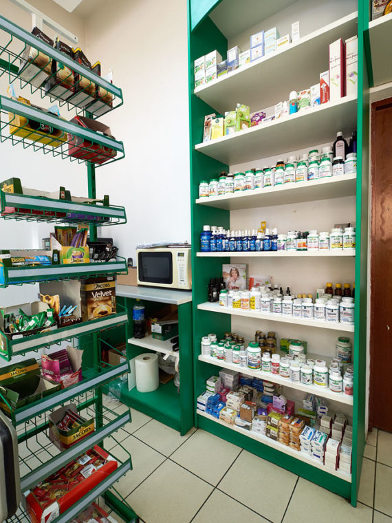 Raftul cu suplimente alimentare din magazinul Quick Market